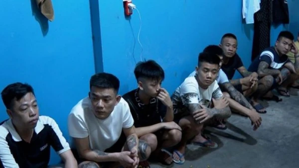 Các đối tượng trong đường dây mua bán người, bắt giữ người trái pháp luật để ép làm nhân viên phục vụ tại các quán hát. (Ảnh: Công an cung cấp)