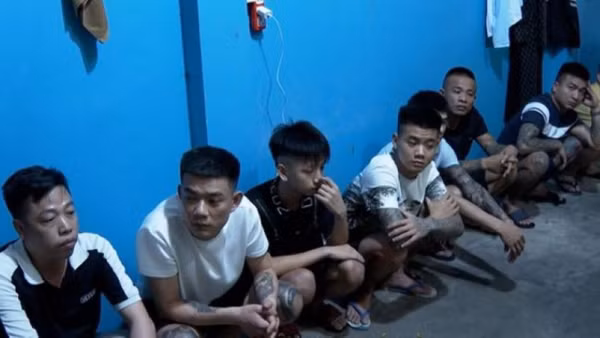 Các đối tượng trong đường dây mua bán người, bắt giữ người trái pháp luật để ép làm nhân viên phục vụ tại các quán hát. (Ảnh: Công an cung cấp)