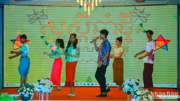 Các tiết mục văn nghệ truyền thống của lưu học sinh chào mừng Tết Bunpimay và Chol Chnam Thmay.