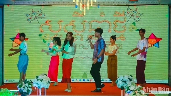 Các tiết mục văn nghệ truyền thống của lưu học sinh chào mừng Tết Bunpimay và Chol Chnam Thmay.