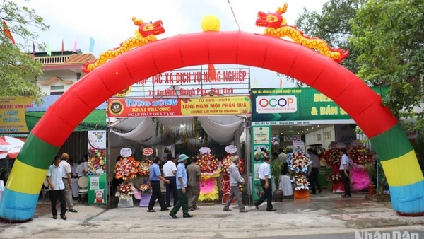 Điểm bán sản phẩm OCOP đầu tiên ngay tại Hợp tác xã Dịch vụ nông nghiệp An Ninh (huyện Quỳnh Phụ, tỉnh Thái Bình). (Ảnh Mai Tú)