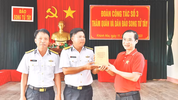 Đồng chí Nguyễn Thái Học, Phó Trưởng Ban Nội chính Trung ương trao tặng sách của Tổng Bí thư Nguyễn Phú Trọng cho cán bộ, chiến sĩ đảo Song Tử Tây. 