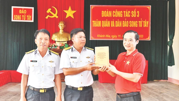 Đồng chí Nguyễn Thái Học, Phó Trưởng Ban Nội chính Trung ương trao tặng sách của Tổng Bí thư Nguyễn Phú Trọng cho cán bộ, chiến sĩ đảo Song Tử Tây. 