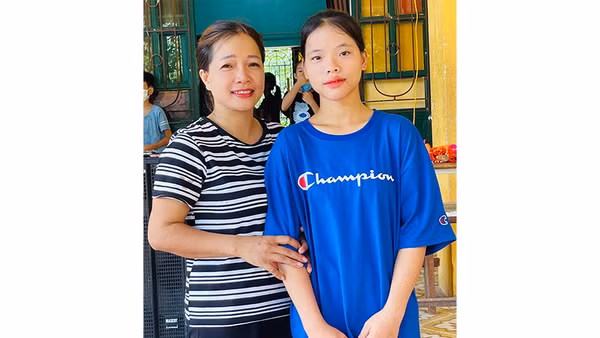 Cô giáo Hà Thị Huyền và cháu Triệu Thị Trang.