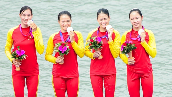 Phạm Thị Thảo (ngoài cùng, bên trái).