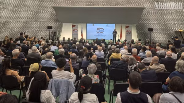 Những người bạn Pháp gắn bó với Việt Nam và các thế hệ Việt kiều cùng ôn lại những năm tháng hết lòng đấu tranh vì độc lập và hòa bình cho Việt Nam. 