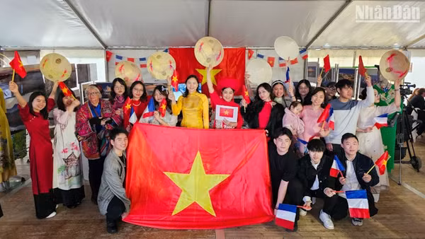 Với thế hệ trẻ Việt Nam tại Pháp, hào khí của Chiến thắng ngày 30/4/1975 niềm tự hào và là nguồn cảm hứng mạnh mẽ để không ngừng đóng góp vào việc tiếp những trang sử vàng cho Tổ quốc trong thời đại mới. (ẢNH: MINH DUY)