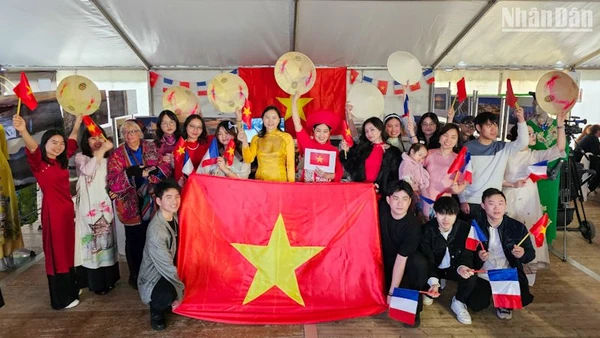 Với thế hệ trẻ Việt Nam tại Pháp, hào khí của Chiến thắng ngày 30/4/1975 niềm tự hào và là nguồn cảm hứng mạnh mẽ để không ngừng đóng góp vào việc tiếp những trang sử vàng cho Tổ quốc trong thời đại mới. (ẢNH: MINH DUY)
