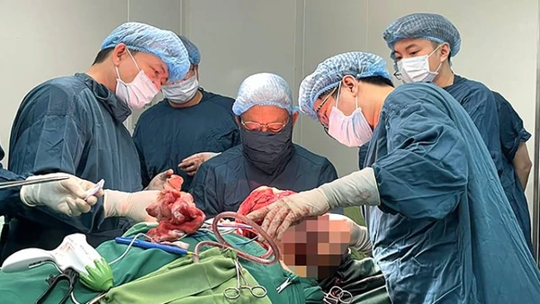 Các bác sĩ thực hiện ca phẫu thuật cho người bệnh trong 8 tiếng đồng hồ và truyền tới 49 đơn vị máu.
