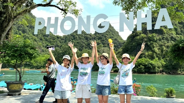 Khách du lịch tham quan động Phong Nha.