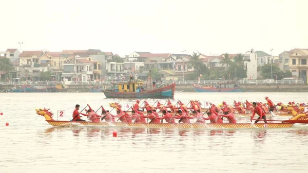 Các đội đua bắt đầu xuất phát trên sông Nhật Lệ đoạn trước tượng đài Mẹ Suốt.