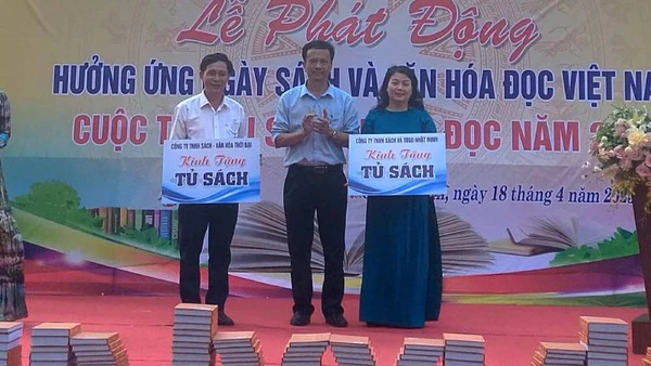 Sở Văn hóa, Thể thao và Du lịch Quảng Bình tặng sách cho Thư viện tỉnh để chuyển cho học sinh các trường vùng sâu, vùng xa.