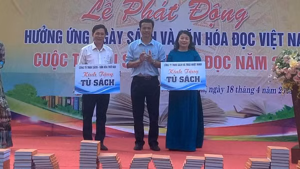 Sở Văn hóa, Thể thao và Du lịch Quảng Bình tặng sách cho Thư viện tỉnh để chuyển cho học sinh các trường vùng sâu, vùng xa.