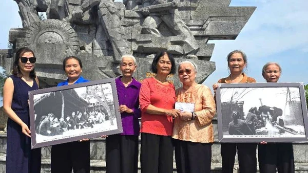 Gia đình nhà báo, liệt sĩ Lương Nghĩa Dũng trao tặng 2 bức ảnh tư liệu quý về Đại đội pháo binh Ngư Thủy cho các O nữ pháo thủ năm xưa.