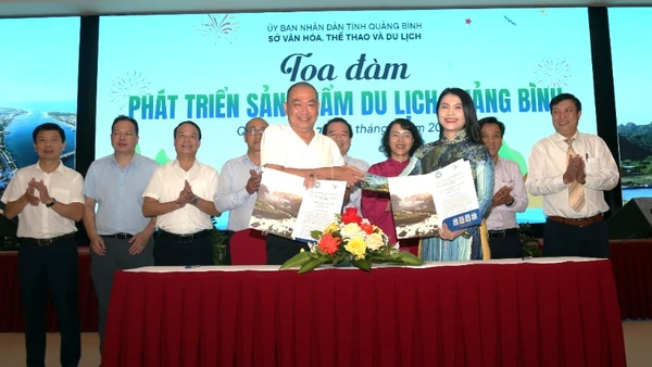 Ký kết hợp tác, liên kết phát triển sản phẩm du lịch giữa Câu lạc bộ lữ hành UNESCO Hà Nội với Trung tâm xúc tiến du lịch Quảng Bình.