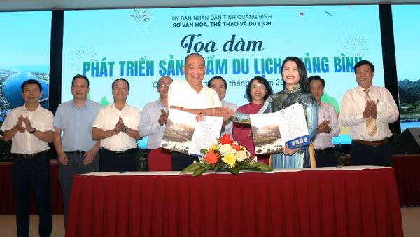 Ký kết hợp tác, liên kết phát triển sản phẩm du lịch giữa Câu lạc bộ lữ hành UNESCO Hà Nội với Trung tâm xúc tiến du lịch Quảng Bình.
