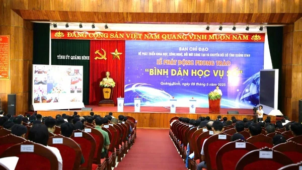 Quang cảnh lễ phát động phong trào “Bình dân học vụ số” của tỉnh Quảng Bình.