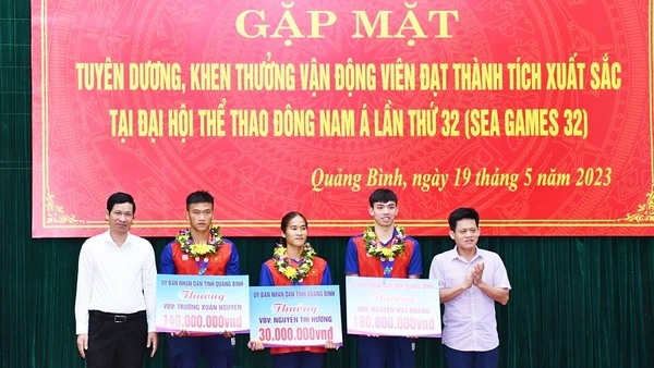Các đồng chí lãnh đạo tỉnh Quảng Bình trao thưởng cho các vận động viên
