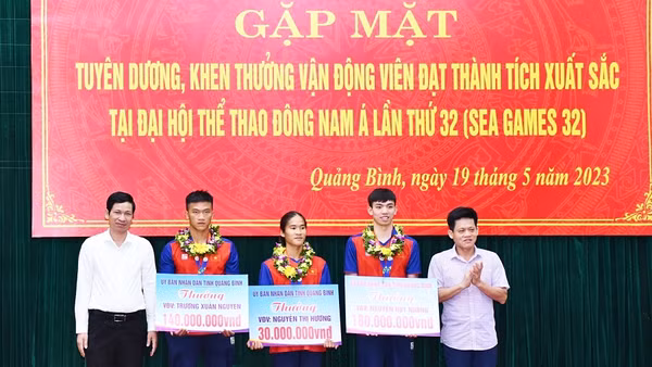 Các đồng chí lãnh đạo tỉnh Quảng Bình trao thưởng cho các vận động viên