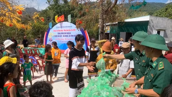 Đồn Biên phòng Vĩnh Hải trao quà Tết tặng đồng bào Ra Glai.