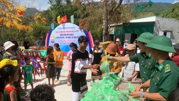 Đồn Biên phòng Vĩnh Hải trao quà Tết tặng đồng bào Ra Glai.