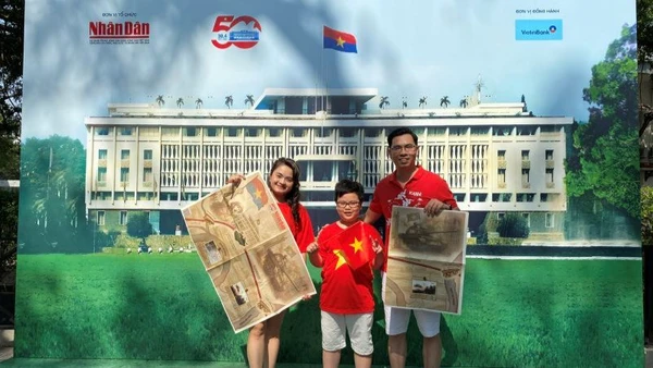Nhiều gia đình đưa con đến để tìm hiểu ý nghĩa của ngày 30/4 tại khuôn viên Báo Nhân Dân, ngày 2/5. (Ảnh: ĐỖ THOA)