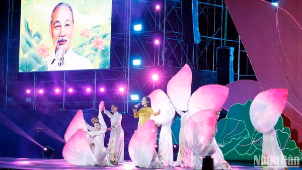 Ca khúc Từ làng sen của nhạc sĩ Phạm Tuyên, do ca sĩ Bùi Lê Mận trình bày cùng vũ đoàn tại chương trình nghệ thuật "Non sông thống nhất".