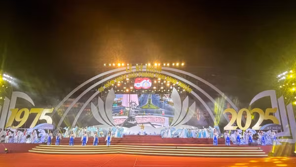 Lễ Mít-tinh kỷ niệm 50 năm Ngày Giải phóng