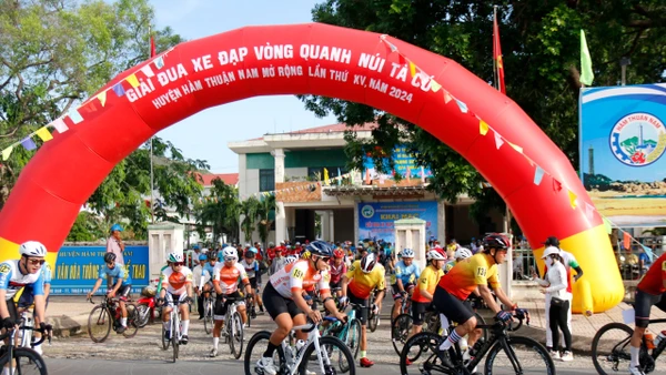 Hơn 110 vận động viên tham gia giải đua xe đạp vòng quanh núi Tà Cú