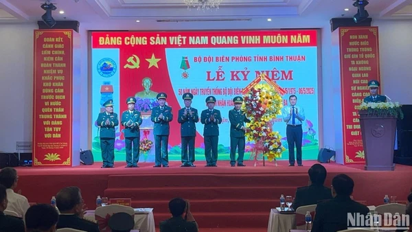 Bí thư Tỉnh ủy Bình Thuận tặng hoa Bộ đội Biên phòng tỉnh.