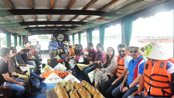 Du khách đi thuyền tham quan dọc sông Tiền (thành phố Mỹ Tho, tỉnh Tiền Giang).