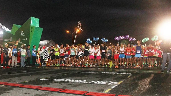 Ở cự ly 42km, 530 vận động viên đã xuất phát sớm nhất để chinh phục cung đường dài nhất của giải.