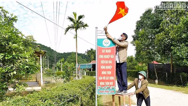 Bí thư Chi bộ thôn Phú Lâm, Ngô Văn Sơn luôn được người dân yêu mến và cảm phục bởi tinh thần trách nhiệm và sự dấn thân vì cộng đồng.