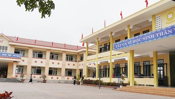 Nhà lớp học 2 tầng khang trang tại Trường tiểu học số 1 Quảng Phúc sẽ là nơi học tập của học sinh điểm trường lẻ Tân Mỹ.
