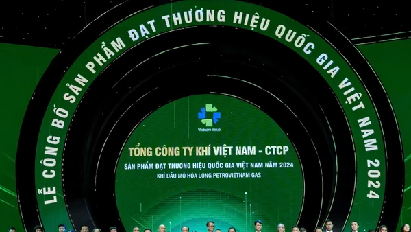 Ông Nguyễn Công Luận, Phó Tổng Giám đốc PV GAS nhận biểu trưng Thương hiệu Quốc gia 2024.