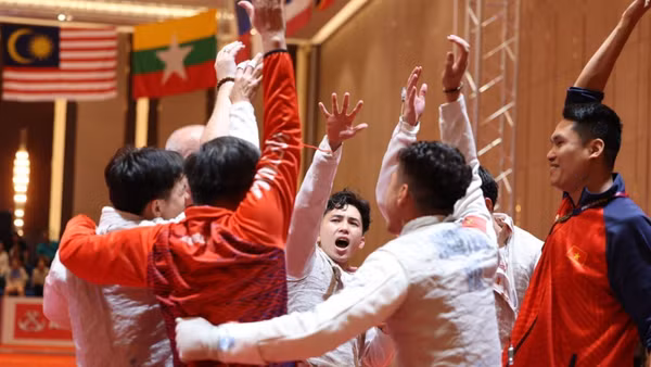 Niềm vui của các vận động viên đấu kiếm Việt Nam sau khi giành Huy chương Vàng nội dung đồng đội nam kiếm liễu chiều 16/5. (Ảnh: Minh Quyết/TTXVN)