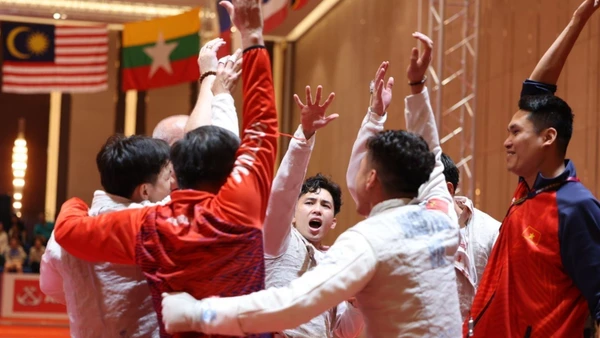 Niềm vui của các vận động viên đấu kiếm Việt Nam sau khi giành Huy chương Vàng nội dung đồng đội nam kiếm liễu chiều 16/5. (Ảnh: Minh Quyết/TTXVN)