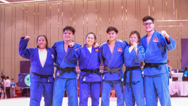 Đội tuyển Judo Việt Nam giành Huy chương Vàng nội dung đồng đội hỗn hợp trong ngày 16/5. (Ảnh: TTXVN)