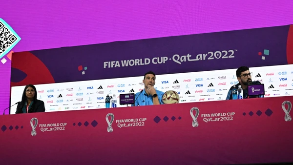 Huấn luyện viên Lionel Scaloni (giữa) trong buổi họp báo trước trận bán kết với Croatia. (Ảnh: Reuters)