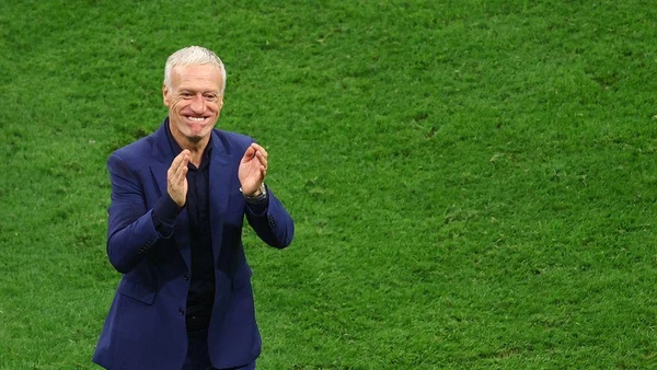 Huấn luyện viên Deschamps mừng chiến thắng trước Marco ở trận bán kết World Cup 2022. (Ảnh: Reuters)