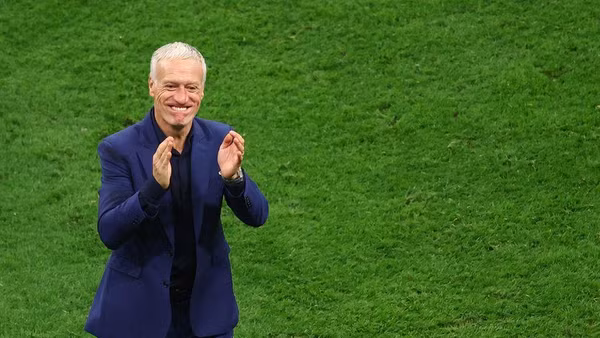 Huấn luyện viên Deschamps mừng chiến thắng trước Marco ở trận bán kết World Cup 2022. (Ảnh: Reuters)
