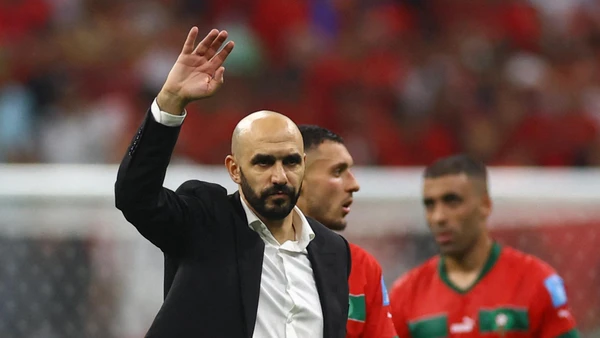 Huấn luyện viên Walid Regragui tri ân người hâm mộ tới sân cổ vũ đội tuyển Maroc sau trận bán kết. (Ảnh: Reuters)
