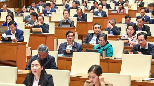 Quang cảnh phiên thảo luận của Quốc hội sáng 17/2. (Ảnh: DUY LINH) 