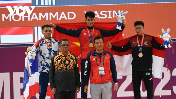 Vận động viên Trần Minh Trí (giữa) trên bục nhận Huy chương Vàng hạng cân 67kg nam. (Ảnh: VOV)