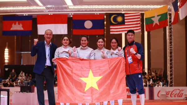 Thu Hoài (thứ ba từ trái sang) đã nhịn đau để tiếp tục thi đấu và tung đường kiếm quyết định, giúp đội tuyển Đấu kiếm Việt Nam giành Huy chương Vàng nội dung đồng đội nữ kiếm chém. (Ảnh: VOV)