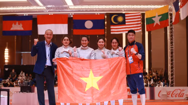 Thu Hoài (thứ ba từ trái sang) đã nhịn đau để tiếp tục thi đấu và tung đường kiếm quyết định, giúp đội tuyển Đấu kiếm Việt Nam giành Huy chương Vàng nội dung đồng đội nữ kiếm chém. (Ảnh: VOV)