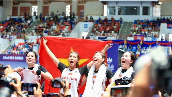 Đội tuyển bóng rổ nữ 3x3 Việt Nam xuất sắc giành Huy chương Vàng bóng rổ đầu tiên trong lịch sử các kỳ SEA Games cho thể thao Việt Nam. (Ảnh: TTXVN)