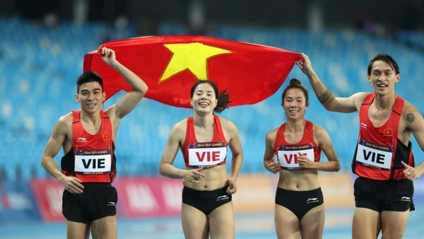 Đội tuyển Điền kinh Việt Nam giành Huy chương Vàng nội dung 4x400m hỗn hợp. Các vận động viên điền kinh đã giành được 12 Huy chương Vàng, 20 Huy chương Bạc, 8 Huy chương Đồng, đóng góp lớn vào thành tích của Đoàn Thể thao Việt Nam. (Ảnh: TTXVN)