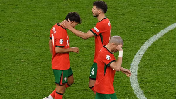 Ruben Dias an ủi người đồng đội Joao Felix sau khi anh sút hỏng trong loạt luân lưu. (Ảnh: Reuters) 