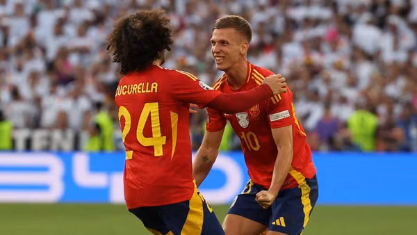 Dani Olmo và đồng đội ăn mừng bàn thắng. (Ảnh: Reuters) 